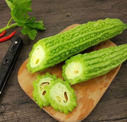 小狗吃瓜脆,萌宠美食新风尚