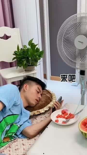 夏天吃瓜打扇悠闲,吃瓜打扇，享受清凉时光