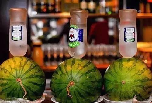 被顾客灌酒吃瓜,一场欢乐的餐桌闹剧